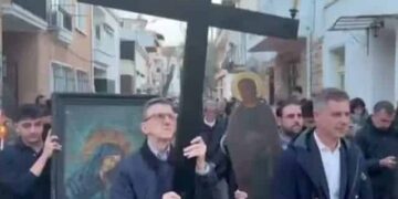 Περιφορά Επιταφίου στην Πρίγκηπο: Ο Άρης Πορτοσάλτε κράτησε τον σταυρό μπροστά στην πομπή