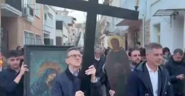 Περιφορά Επιταφίου στην Πρίγκηπο: Ο Άρης Πορτοσάλτε κράτησε τον σταυρό μπροστά στην πομπή