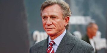 Ντάνιελ Κρεγκ: Στην περιφορά του Επιταφίου στον Άγιο Κωνσταντίνο της Γλυφάδας