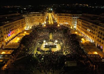 Σκηνικό κατάνυξης στο κέντρο της Θεσσαλονίκης: Αντάμωσαν οι 5 Επιτάφιοι στην πλατεία Αριστοτέλους (video)