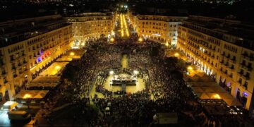 Σκηνικό κατάνυξης στο κέντρο της Θεσσαλονίκης: Αντάμωσαν οι 5 Επιτάφιοι στην πλατεία Αριστοτέλους (video)