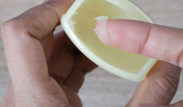 Alldaynews.gr Βαζελίνη: Οφέλη υγείας, χρήσεις – Τι θέλουν να γνωρίζετε οι δερματολόγοι