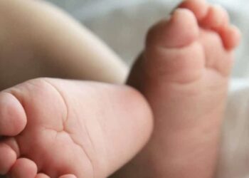 Φpίκη: Νεκρό 7 μηνών βρέφος από αδέσποτη σφαίρα μέσα σε μίνι μάρκετ