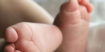 Φpίκη: Νεκρό 7 μηνών βρέφος από αδέσποτη σφαίρα μέσα σε μίνι μάρκετ