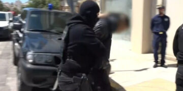 Δολοφονία στον Άγιο Δημήτριο: «Για μια γυναίκα πλακωθήκανε, έχω τρελαθεί» (video)