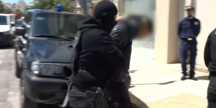 Δολοφονία στον Άγιο Δημήτριο: «Για μια γυναίκα πλακωθήκανε, έχω τρελαθεί» (video)