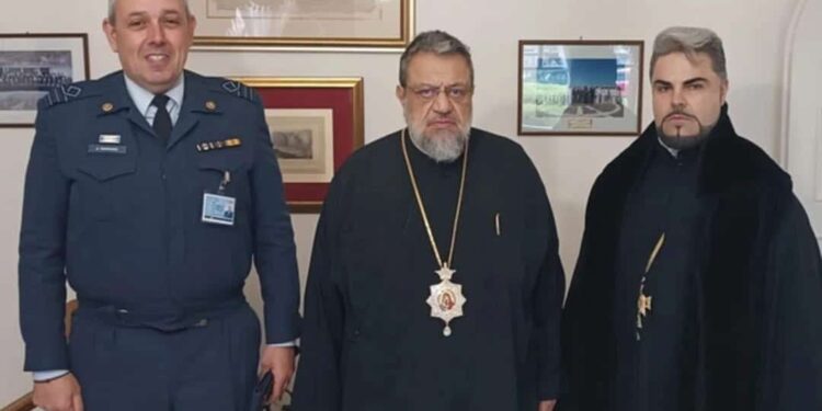 Ποιος είναι ο νέος στρατιωτικός ιερέας της Καλαμάτας που «γκρέμισε» το διαδίκτυο με την εμφάνισή του