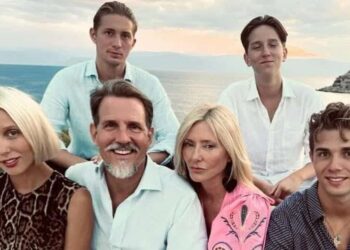 Παύλος Ντε Γκρες – Μαρί Σαντάλ: Πάσχα μαζί με τα παιδιά τους – Φωτογραφίες από το εξοχικό τους