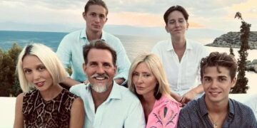 Παύλος Ντε Γκρες – Μαρί Σαντάλ: Πάσχα μαζί με τα παιδιά τους – Φωτογραφίες από το εξοχικό τους