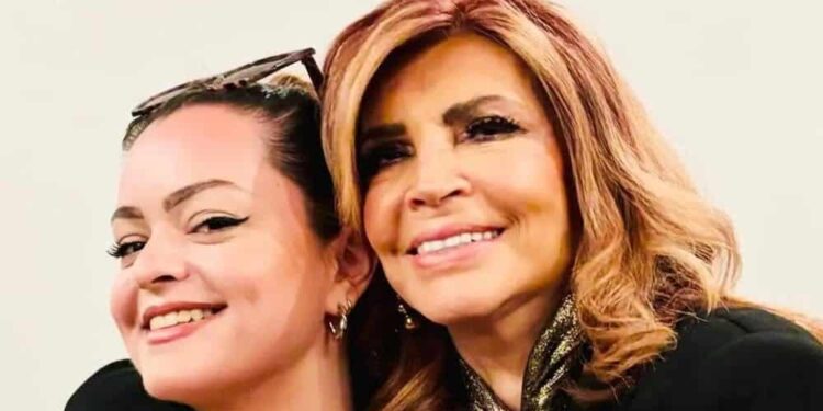 Μιμή Ντενίση: Οι φωτογραφίες από το πασχαλινό τραπέζι με την κόρη της, Μαριτίνα και τον σύντροφό της