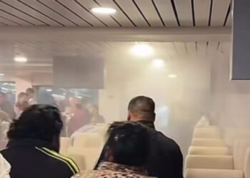 «Άνοιξαν οι ουρανοί» μέσα στο πλοίο «Νήσος Σάμος» – Επιβάτης άναψε τσιγάρο και ενεργοποίησε το σύστημα πυρόσβεσης