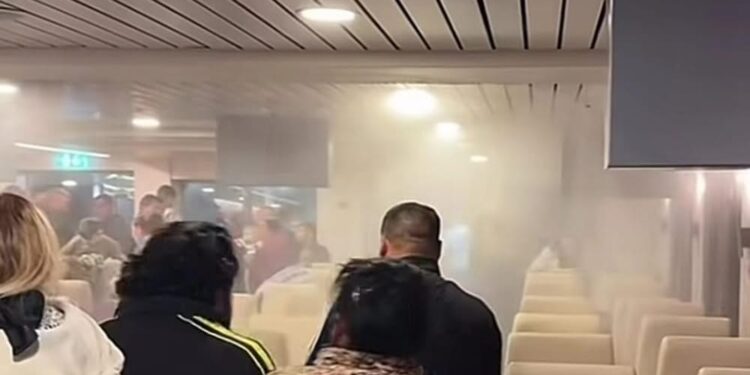 «Άνοιξαν οι ουρανοί» μέσα στο πλοίο «Νήσος Σάμος» αφού τσιγάρο που άναψε επιβάτης ενεργοποίησε το σύστημα πυρόσβεσης