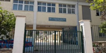 Διέφυγε τον κίνδυνο η 13χρονη μαθήτρια που έπεσε από μπαλκόνι σχολείου στο Χαϊδάρι – Για ιατρικό θαύμα μιλούν οι γιατροί