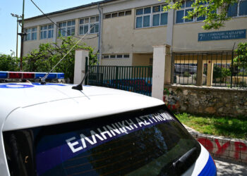 «Έλεγε ότι θα πηδήξει και κανείς δεν την πίστεψε» – Συγκλονιστική μαρτυρία για τη 13χρονη που έπεσε από μπαλκόνι σχολείου