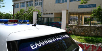 «Έλεγε ότι θα πηδήξει και κανείς δεν την πίστεψε» – Συγκλονιστική μαρτυρία για τη 13χρονη που έπεσε από μπαλκόνι σχολείου