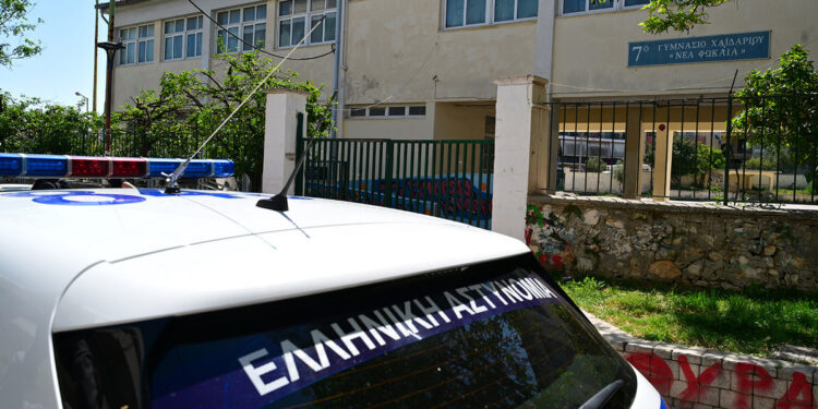 «Έλεγε ότι θα πηδήξει και κανείς δεν την πίστεψε» – Συγκλονιστική μαρτυρία για τη 13χρονη που έπεσε από μπαλκόνι σχολείου