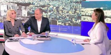 Alldaynews.gr Πρωτοφανής 15λεπτος καβγάς Κωνσταντοπούλου-Στραβελάκη σε απευθείας μετάδοση στο OPEN: «Μου κάνετε κάποια χάρη που είμαι εδώ;»