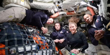 «Βλέπουμε πράγματα που δεν έχουμε ξαναδεί»: Συγκλονισμένοι οι αστροναύτες της NASA από τις πρώτες εικόνες της «αθέατης» Σελήνης