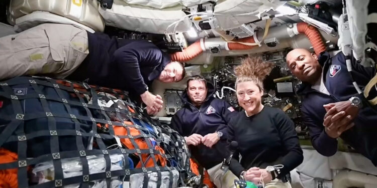 «Βλέπουμε πράγματα που δεν έχουμε ξαναδεί»: Συγκλονισμένοι οι αστροναύτες της NASA από τις πρώτες εικόνες της «αθέατης» Σελήνης