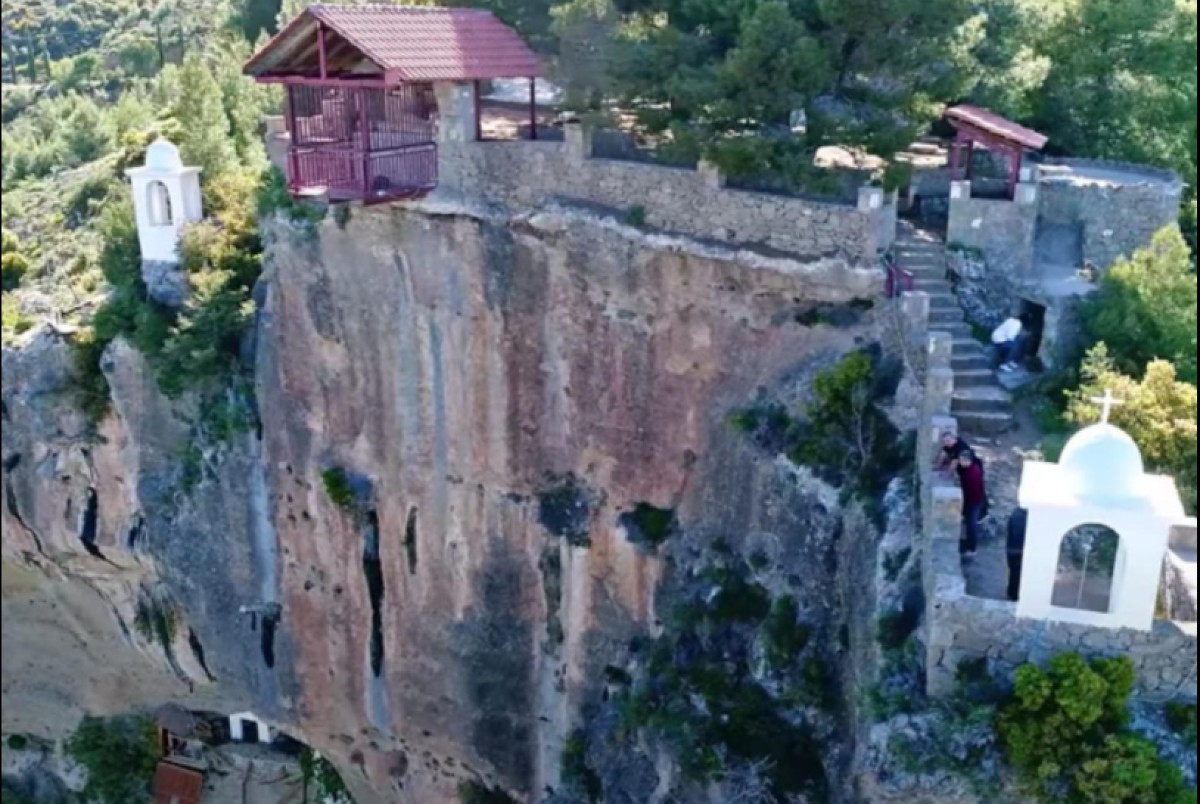 Η Παναγία που προσφέρει καταφύγιο