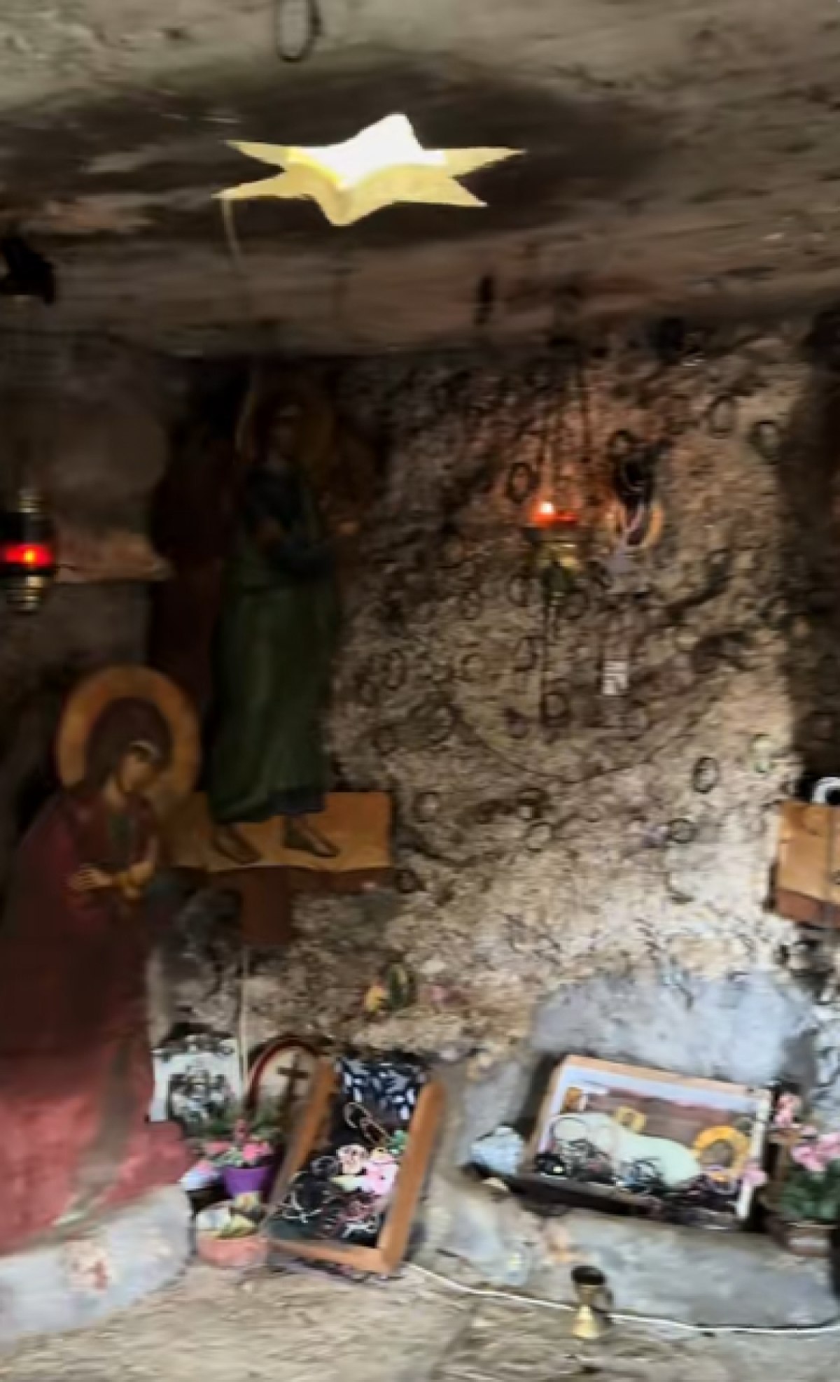 Η Παναγία Καταφυγιώτισσα εσωτερικά