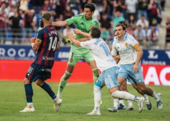 Τερματοφύλακας της Σαραγόσα δίνει μπουνιά σαν να ήταν σε ρινγκ – Νευρίασε επειδή έφαγε κόκκινη κάρτα (video)