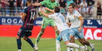 Τερματοφύλακας της Σαραγόσα δίνει μπουνιά σαν να ήταν σε ρινγκ – Νευρίασε επειδή έφαγε κόκκινη κάρτα (video)