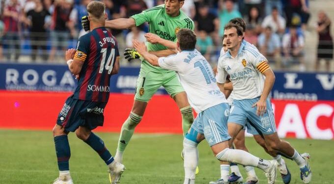 Τερματοφύλακας της Σαραγόσα δίνει μπουνιά σαν να ήταν σε ρινγκ – Νευρίασε επειδή έφαγε κόκκινη κάρτα (video)