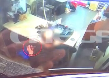 Νέο βίντεο ντοκουμέντο: Η στιγμή που ο φίλος της 19χρονης Μυρτούς «εξαφανίζει» το κινητό της – «Την είδα να παθαίνει σπασμούς και νόμιζα ότι κάνει πλάκα»