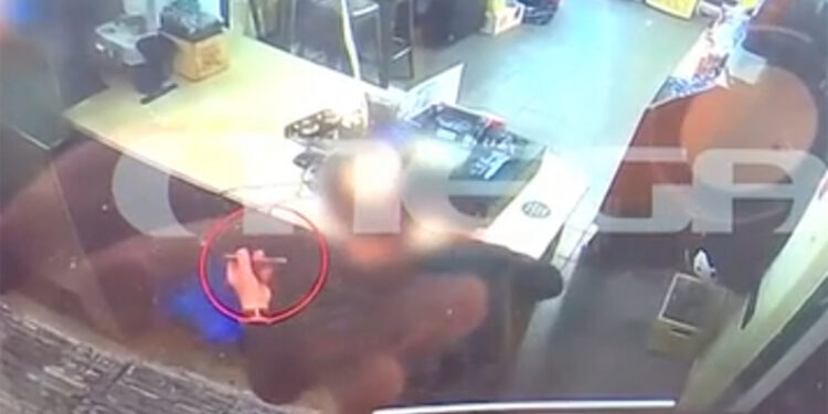 Alldaynews.gr Νέο βίντεο ντοκουμέντο: Η στιγμή που ο φίλος της 19χρονης Μυρτούς «εξαφανίζει» το κινητό της – «Την είδα να παθαίνει σπασμούς και νόμιζα ότι κάνει πλάκα»