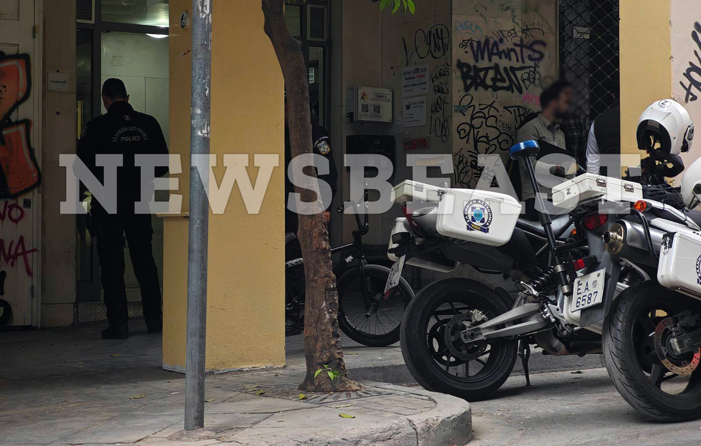 Θρίλερ με νεκρή σε ακάλυπτο πολυκατοικίας στο κέντρο της Αθήνας, τι λέει ο Ιταλός που προσήχθη – «Baby open, I’m sorry, come back», φώναζε εκείνη