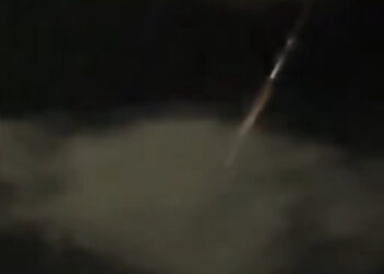 Συναγερμός στη Λήμνο: Περίεργα φλεγόμενα αντικείμενα πέφτουν από τον ουρανό – Δείτε το βίντεο