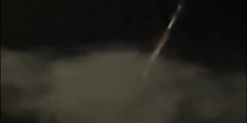 Συναγερμός στη Λήμνο – Περίεργα φλεγόμενα αντικείμενα έπεφταν από τον ουρανό – Δείτε το βίντεο