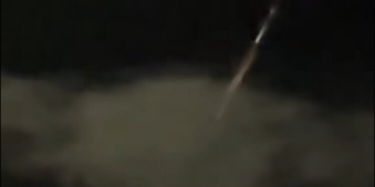 Συναγερμός στη Λήμνο – Περίεργα φλεγόμενα αντικείμενα έπεφταν από τον ουρανό – Δείτε το βίντεο