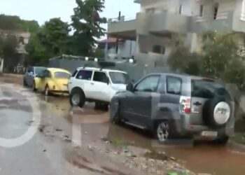 «Τον βρήκαμε νεκρό κάτω από τις ρόδες ενός αυτοκινήτου» – Η συγκλονιστική μαρτυρία για τον 55χρονο που πνίγηκε από τα ορμητικά νερά (video)