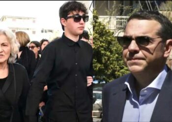 Θεανώ Φωτίου: Συντετριμμένη στην κηδεία του γιου της – Με δάκρυα στα μάτια ο 17χρονος γιος του Βασίλη Ρίζου