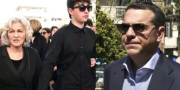 Θεανώ Φωτίου: Συντετριμμένη στην κηδεία του γιου της – Με δάκρυα στα μάτια ο 17χρονος γιος του Βασίλη Ρίζου