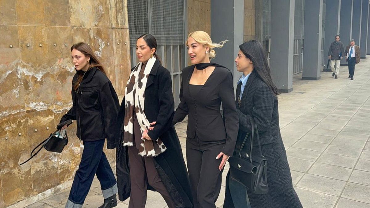 Η Ιωάννα Τούνη έξω από τα δικαστήρια με τις φίλες της