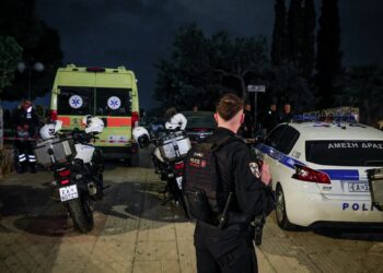 Γιος υψηλόβαθμου αξιωματικού της ΕΛΑΣ ο 25χρονος νεκρός στον Άγιο Δημήτριο – Τον μαχαίρωσαν στην καρδιά – Εξετάζονται οπαδικά κίνητρα