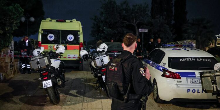 Γιος υψηλόβαθμου αξιωματικού της ΕΛΑΣ ο 25χρονος νεκρός στον Άγιο Δημήτριο – Τον μαχαίρωσαν στην καρδιά – Εξετάζονται οπαδικά κίνητρα