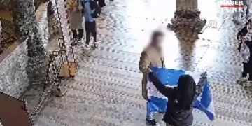 Alldaynews.gr Τουρκία: Δύο τουρίστες συνελήφθησαν επειδή ξετύλιξαν ελληνική σημαία μέσα στην Αγία Σοφία