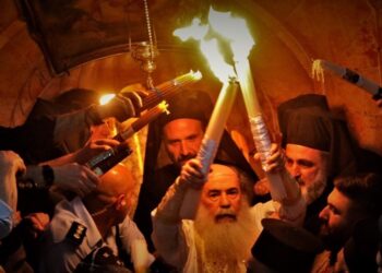 Άγιο Φως: Γιατί μόνο ο Ελληνορθόδοξος Πατριάρχης έχει δικαίωμα να μπαίνει στον Πανάγιο Τάφο και να το παραλαμβάνει