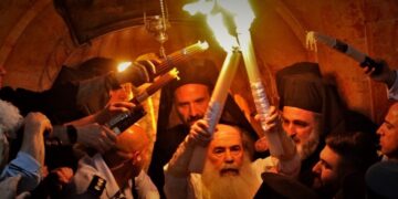 Άγιο Φως: Γιατί μόνο ο Ελληνορθόδοξος Πατριάρχης έχει δικαίωμα να μπαίνει στον Πανάγιο Τάφο και να το παραλαμβάνει