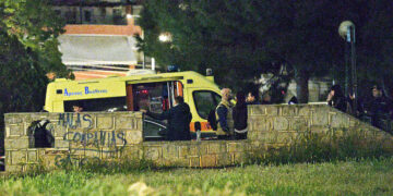 Ο ανώτατος αξιωματικός της ΕΛ.ΑΣ πήγε να δει τι συμβαίνει κοντά στο σπίτι του και είδε νεκρό τον γιο του – Το κίνητρο της στυγερής δολοφονίας