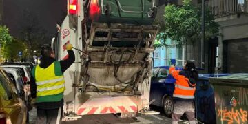 Αδιανόητο περιστατικό τα ξημερώματα: Άστεγος κοιμόταν μέσα σε κάδο και κατέληξε στην πρέσα απορριμματοφόρου