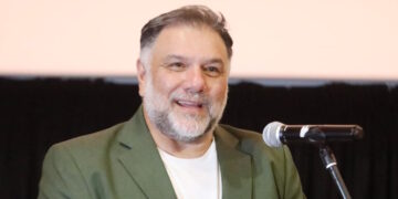 Γρηγόρης Αρναούτογλου για Δημήτρη Ουγγαρέζο: «Κάνει μια απεγνωσμένη προσπάθεια κι αυτός ο καημένος» (video)