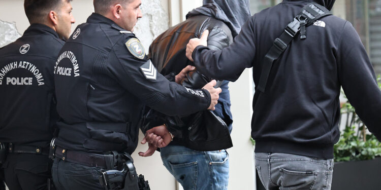 Θρίλερ με νεκρή σε ακάλυπτο στο κέντρο της Αθήνας, τι λέει ο Ιταλός που προσήχθη – Η στιγμή που η γυναίκα φωνάζει «Χάρι, άνοιξε!»