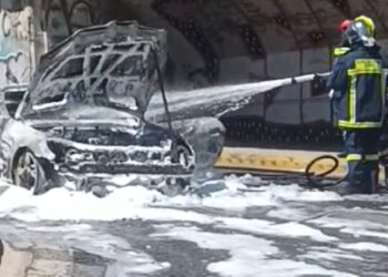 Αυτοκίνητο τυλίχθηκε στις φλόγες κοντά στο ΣΕΦ – Διακοπή κυκλοφορίας στο σημείο