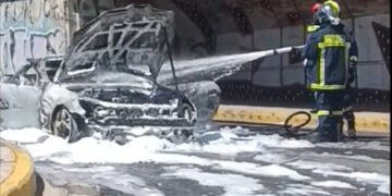 Αυτοκίνητο τυλίχθηκε στις φλόγες κοντά στο ΣΕΦ – Διακοπή κυκλοφορίας στο σημείο