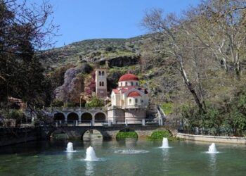 Ελληνικός ναóς είναι χτισμένος πάνω σε σπηλιά και από κάτω του τρέχουν νερά από πηγές
